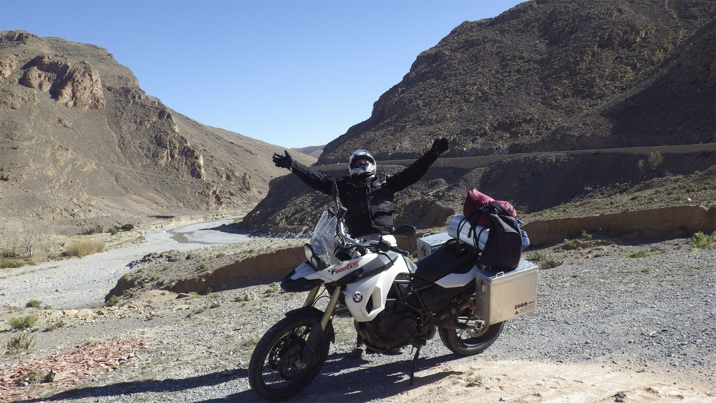 Tomás Pujol viajando en moto