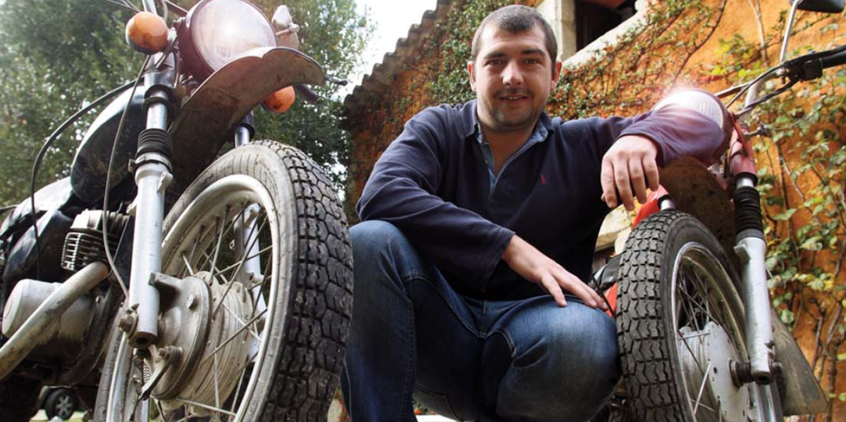 Tomás con motos de viaje
